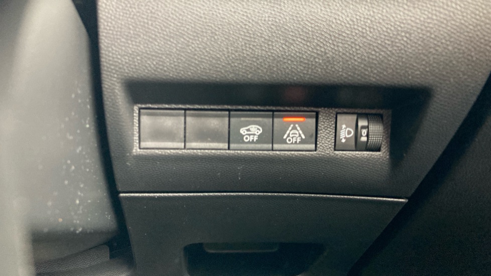 Peugeot 2008 1.2 PureTech Allure Premium+ 5dr Petrol Estate - Image 24