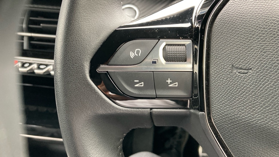 Peugeot 2008 1.2 PureTech Allure Premium+ 5dr Petrol Estate - Image 26