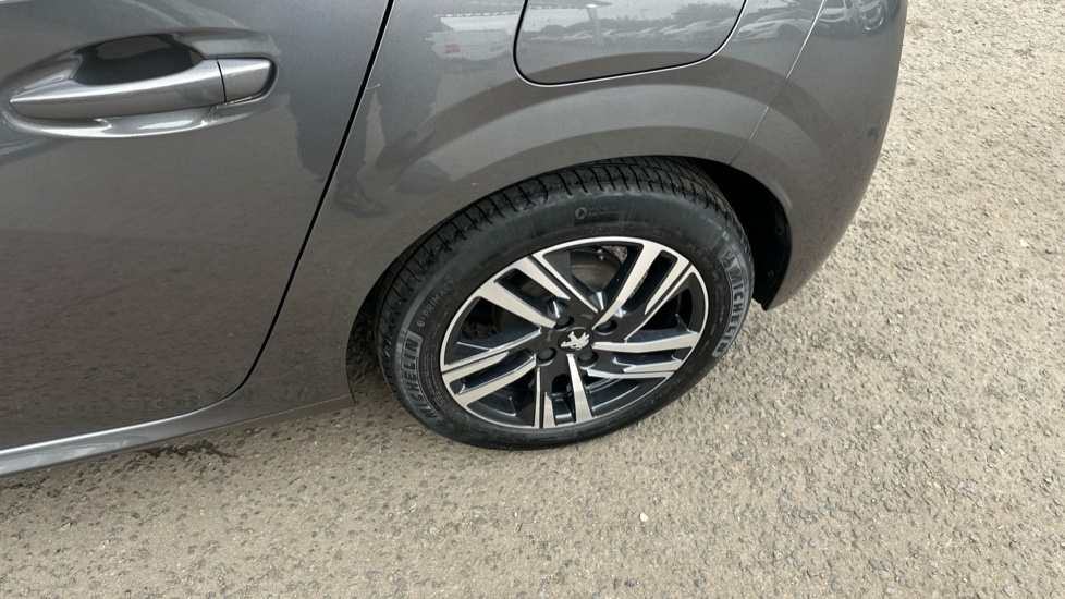 Peugeot 208 1.2 PureTech 100 Active Premium + 5dr Petrol Hatchback - Image 27