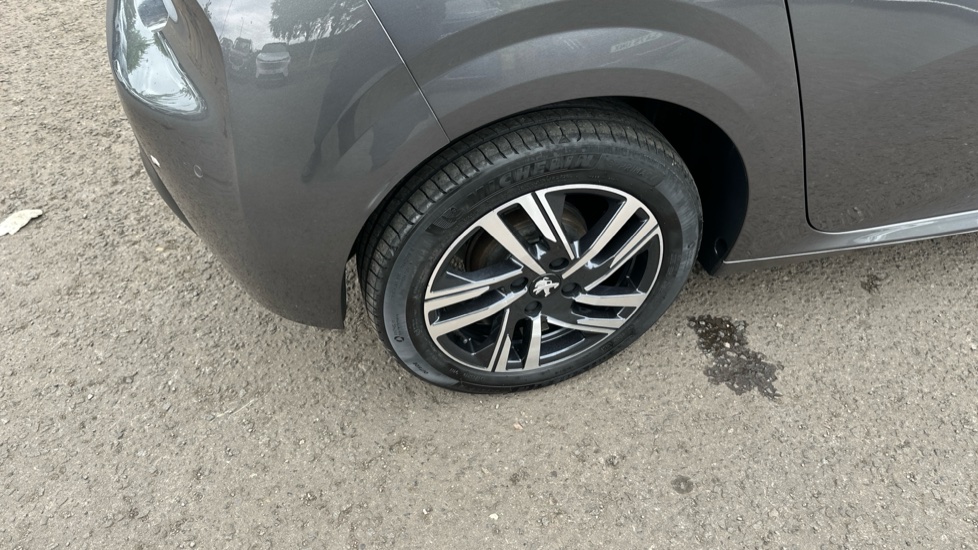 Peugeot 208 1.2 PureTech 100 Active Premium + 5dr Petrol Hatchback - Image 31