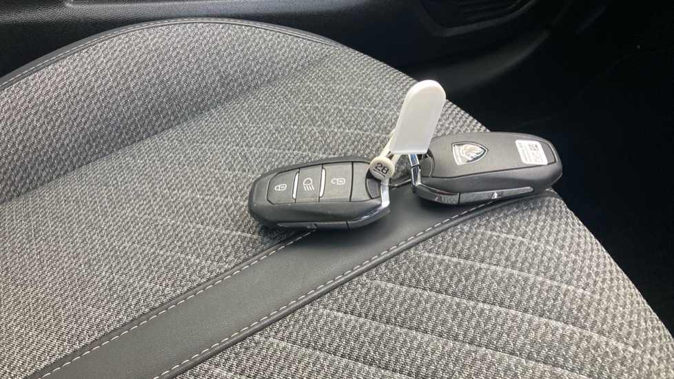 Peugeot 208 1.2 PureTech 100 Allure 5dr Petrol Hatchback - Image 20