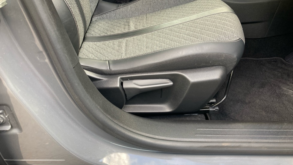 Peugeot 208 1.2 PureTech 100 Allure 5dr Petrol Hatchback - Image 33