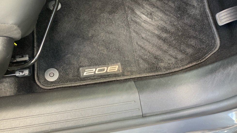 Peugeot 208 1.2 PureTech 100 Allure 5dr Petrol Hatchback - Image 34