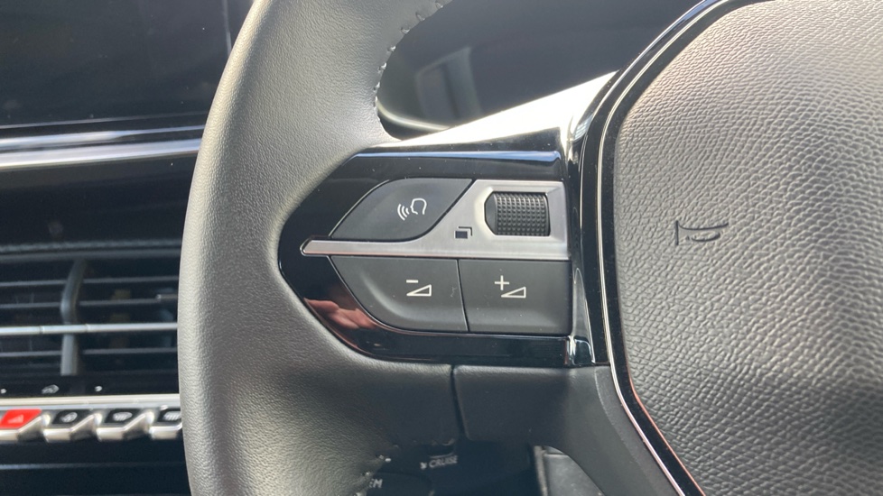 Peugeot 208 1.2 PureTech 100 Allure 5dr Petrol Hatchback - Image 38