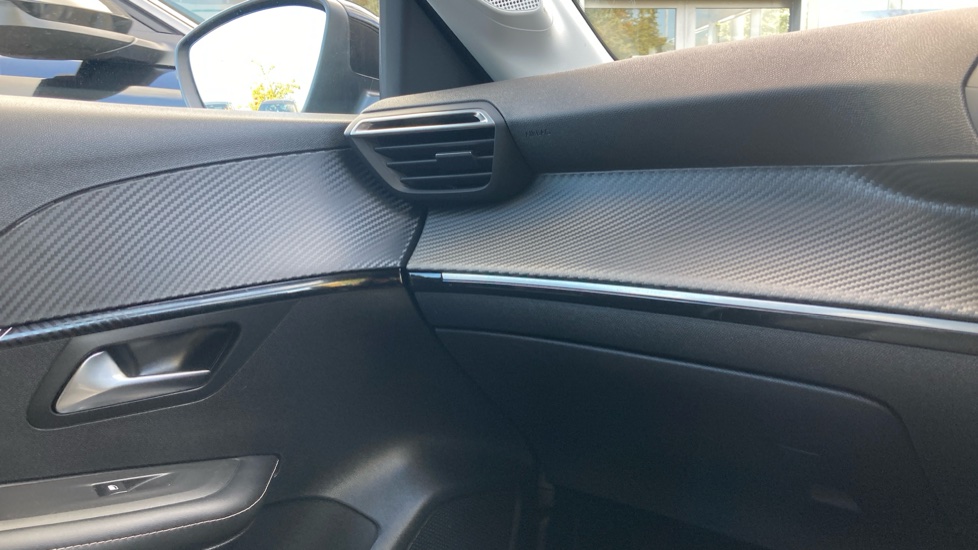 Peugeot 208 1.2 PureTech 100 Allure 5dr Petrol Hatchback - Image 43