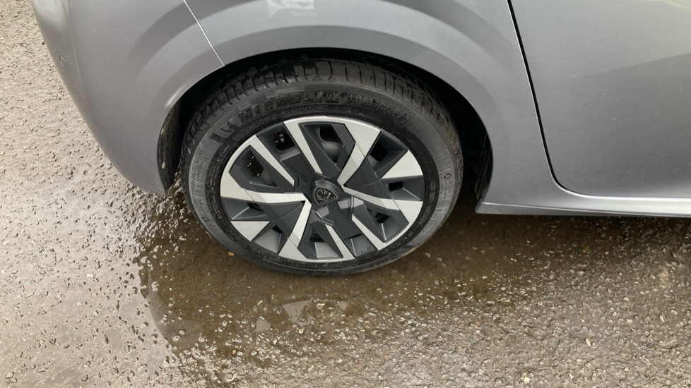 Peugeot 208 1.2 PureTech 100 Style 5dr Petrol Hatchback - Image 28