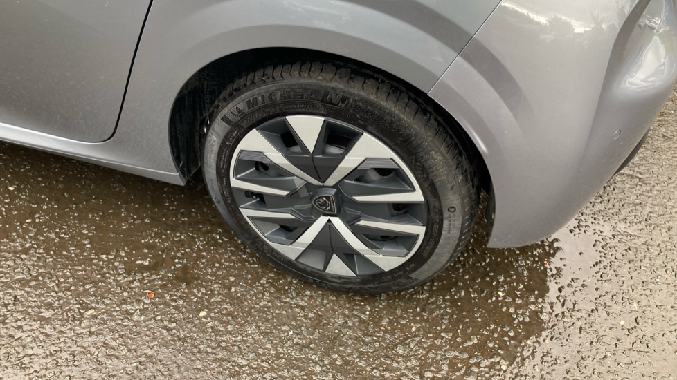 Peugeot 208 1.2 PureTech 100 Style 5dr Petrol Hatchback - Image 34