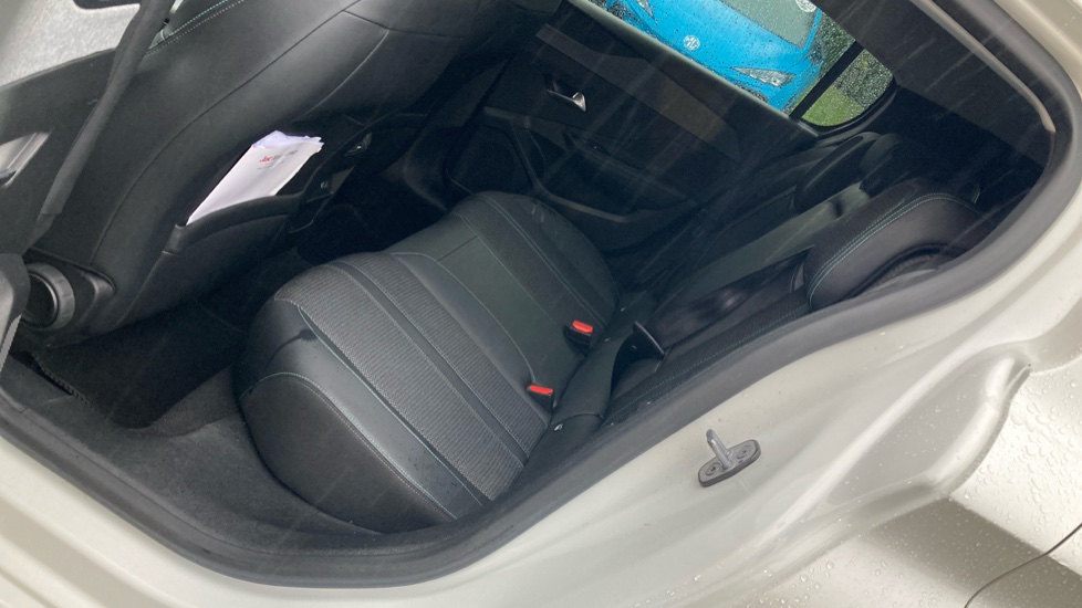 Peugeot 308 1.6 Plug-in Hybrid Allure Premium 5dr e-EAT8 Hatchback - Image 16
