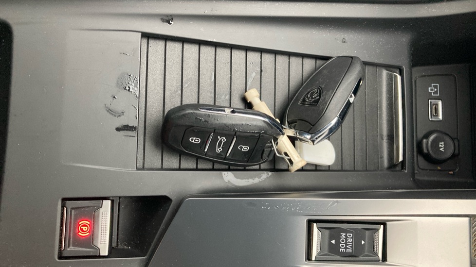 Peugeot 308 1.6 Plug-in Hybrid Allure Premium 5dr e-EAT8 Hatchback - Image 19