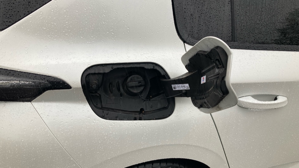 Peugeot 308 1.6 Plug-in Hybrid Allure Premium 5dr e-EAT8 Hatchback - Image 21