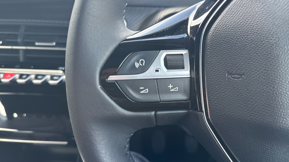 Peugeot 208 1.2 PureTech 100 Allure 5dr Petrol Hatchback - Image 27