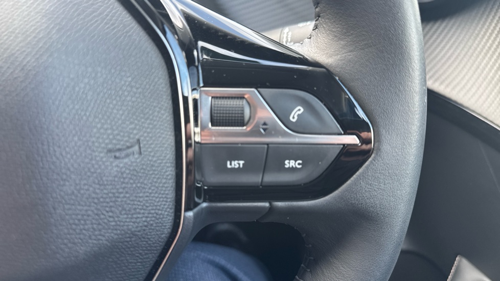 Peugeot 208 1.2 PureTech 100 Allure 5dr Petrol Hatchback - Image 28