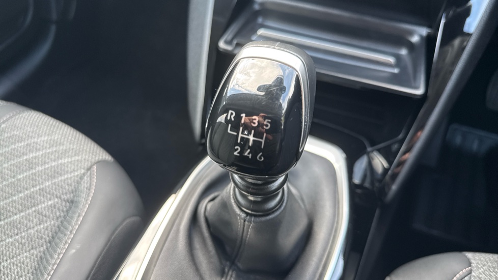 Peugeot 208 1.2 PureTech 100 Allure 5dr Petrol Hatchback - Image 35