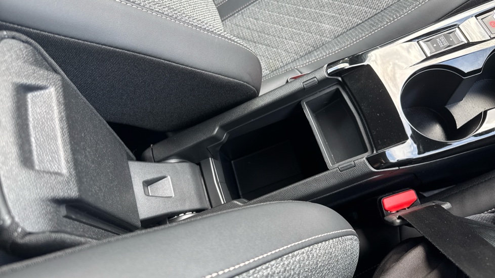 Peugeot 208 1.2 PureTech 100 Allure 5dr Petrol Hatchback - Image 37