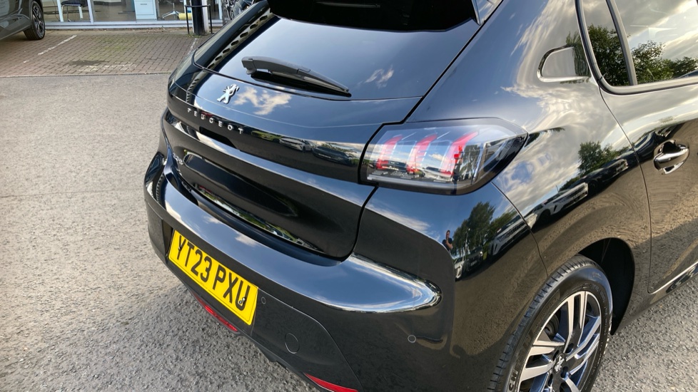 Peugeot 208 1.2 PureTech 100 Allure Premium + 5dr Petrol Hatchback - Image 27