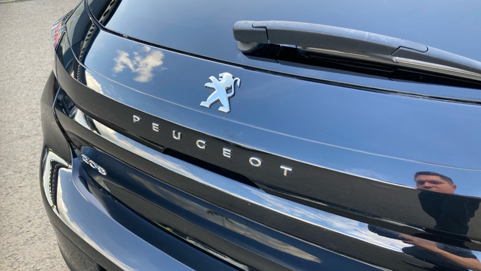Peugeot 208 1.2 PureTech 100 Allure Premium + 5dr Petrol Hatchback - Image 29