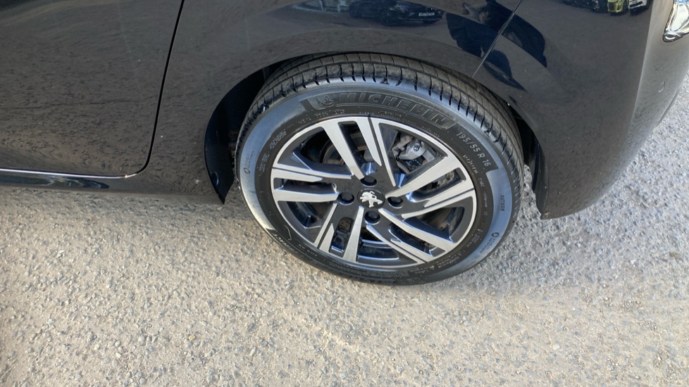 Peugeot 208 1.2 PureTech 100 Allure Premium + 5dr Petrol Hatchback - Image 32