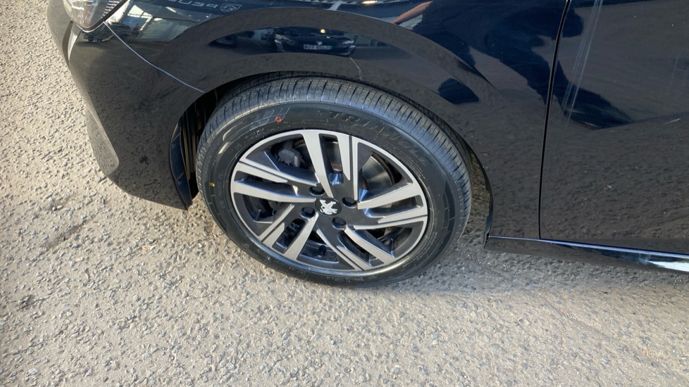 Peugeot 208 1.2 PureTech 100 Allure Premium + 5dr Petrol Hatchback - Image 33