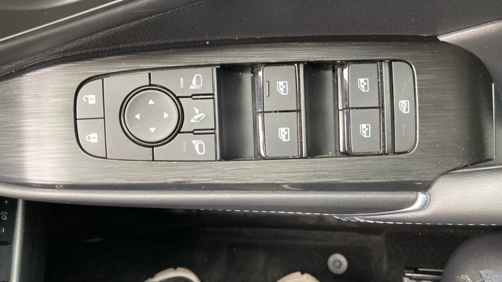 Nissan Qashqai 1.3 DiG-T MH 158 N-Connecta 5dr Xtronic Petrol Hatchback - Image 30
