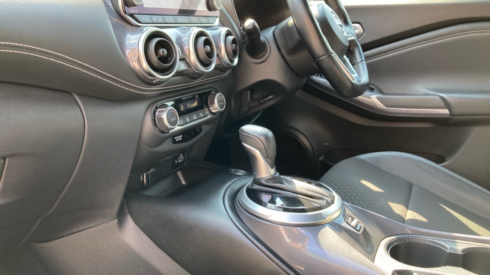 Nissan Juke 1.6 Hybrid N-Connecta 5dr Auto Hybrid Hatchback - Image 13
