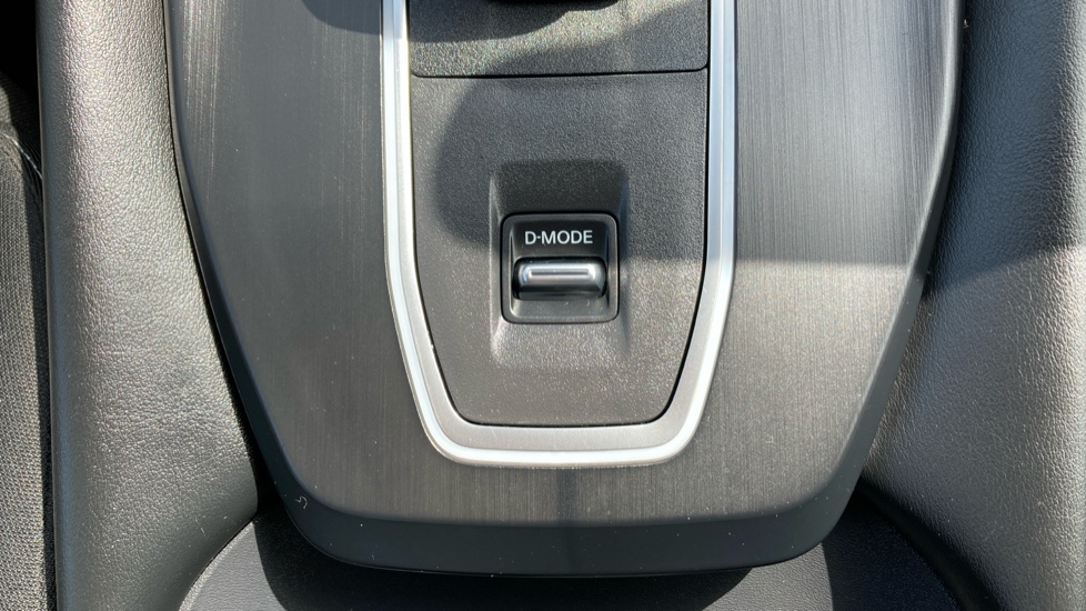 Nissan Qashqai 1.3 DiG-T MH 158 N-Connecta 5dr Xtronic Petrol Hatchback - Image 27