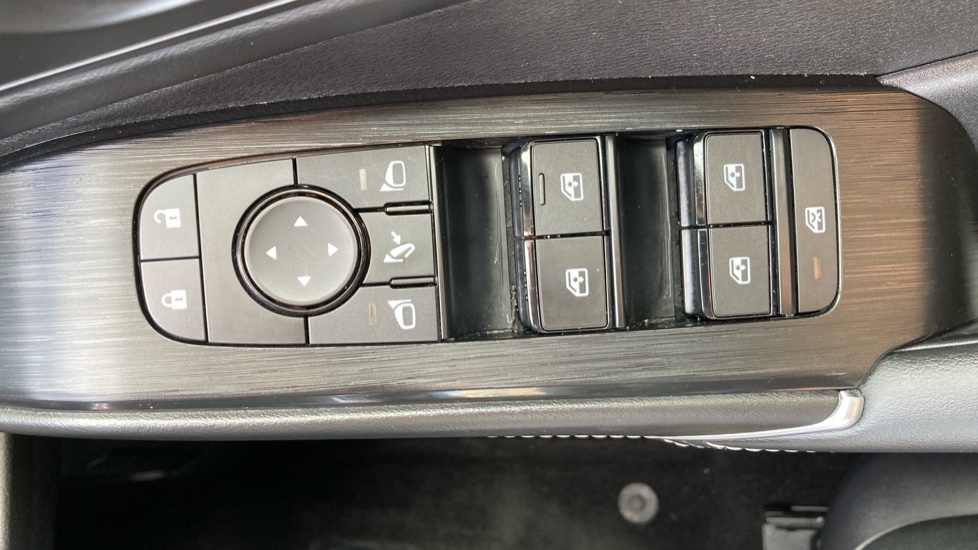 Nissan Qashqai 1.3 DiG-T MH 158 N-Connecta 5dr Xtronic Petrol Hatchback - Image 32