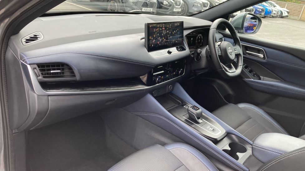 Nissan Qashqai 1.3 DiG-T MH 158 Tekna 5dr Xtronic Petrol Hatchback - Image 9
