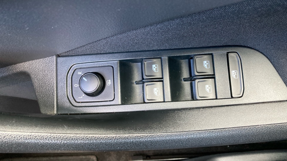Skoda Kamiq 1.0 TSI 110 SE Drive 5dr DSG Petrol Hatchback - Image 27