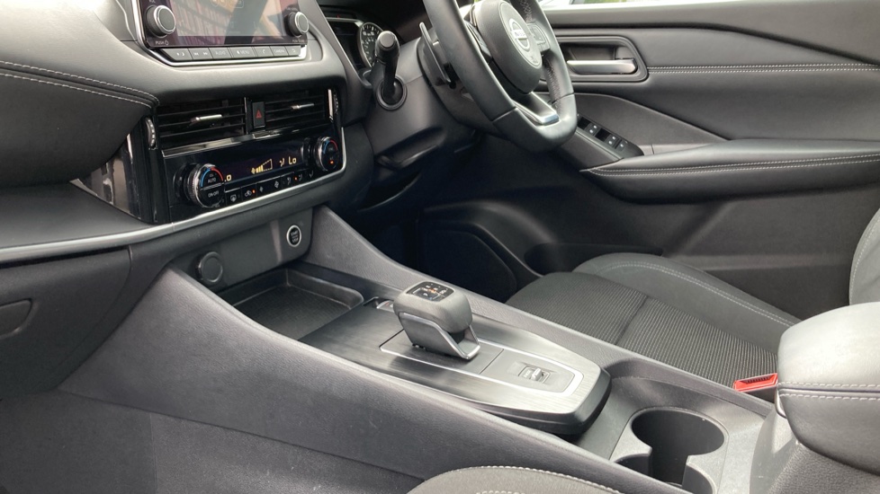 Nissan Qashqai 1.3 DiG-T MH 158 Acenta Premium 5dr Xtronic Petrol Hatchback - Image 13