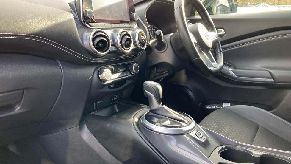 Nissan Juke 1.6 Hybrid N-Connecta 5dr Auto Hybrid Hatchback - Image 13