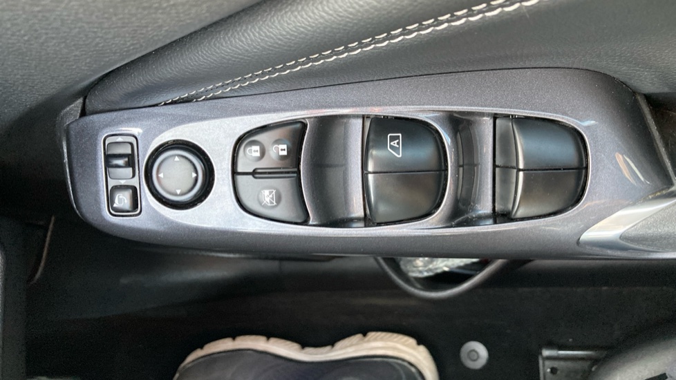 Nissan Juke 1.6 Hybrid N-Connecta 5dr Auto Hybrid Hatchback - Image 32