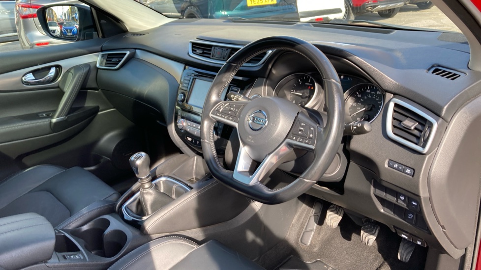 Nissan Qashqai 1.5 dCi 115 Tekna 5dr Diesel Hatchback - Image 11