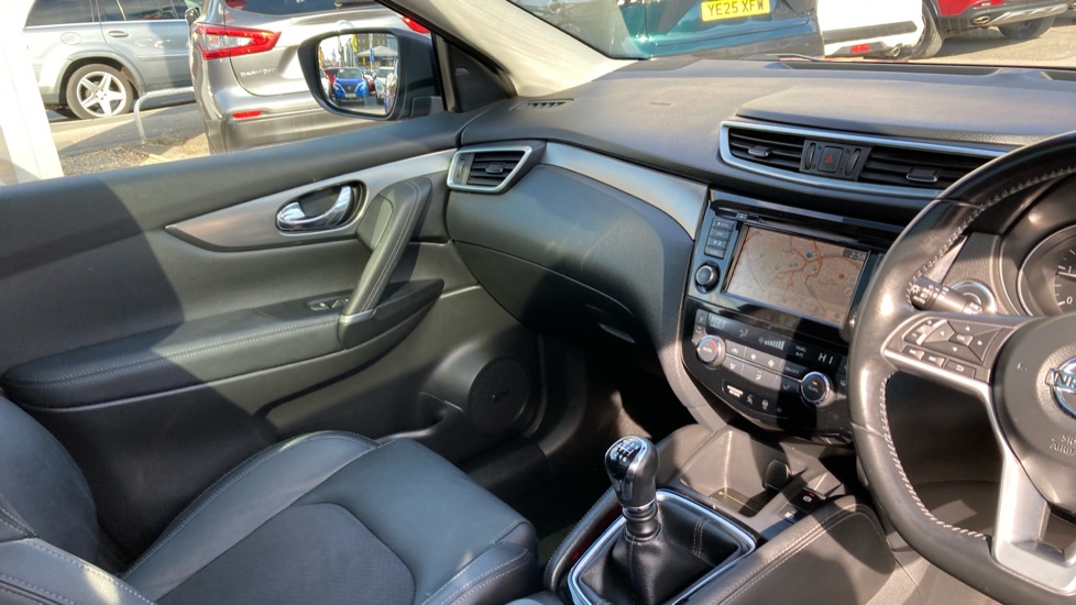 Nissan Qashqai 1.5 dCi 115 Tekna 5dr Diesel Hatchback - Image 14