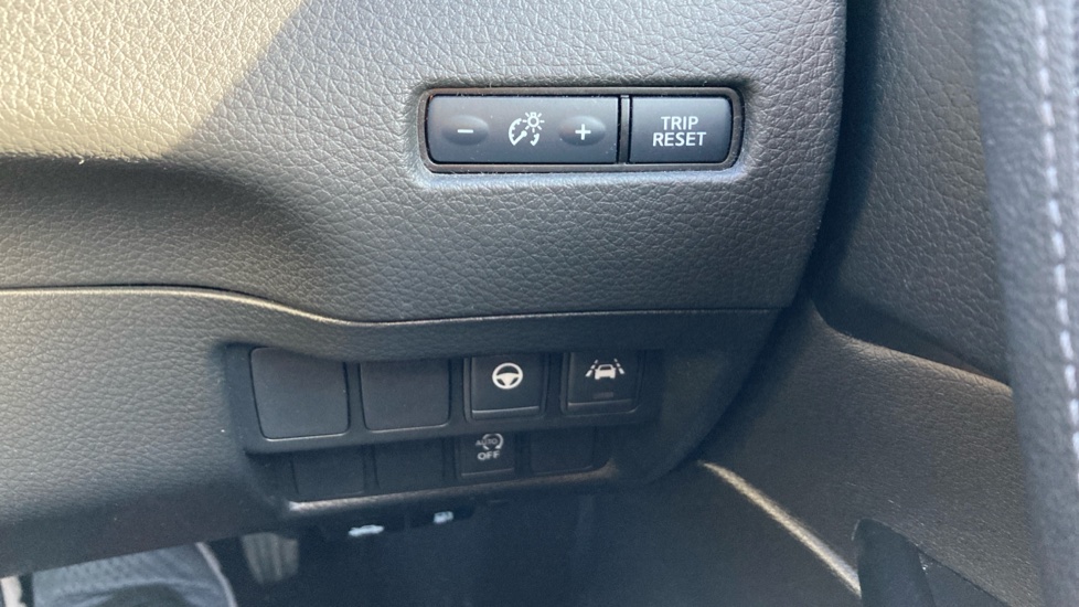 Nissan Qashqai 1.5 dCi 115 Tekna 5dr Diesel Hatchback - Image 28