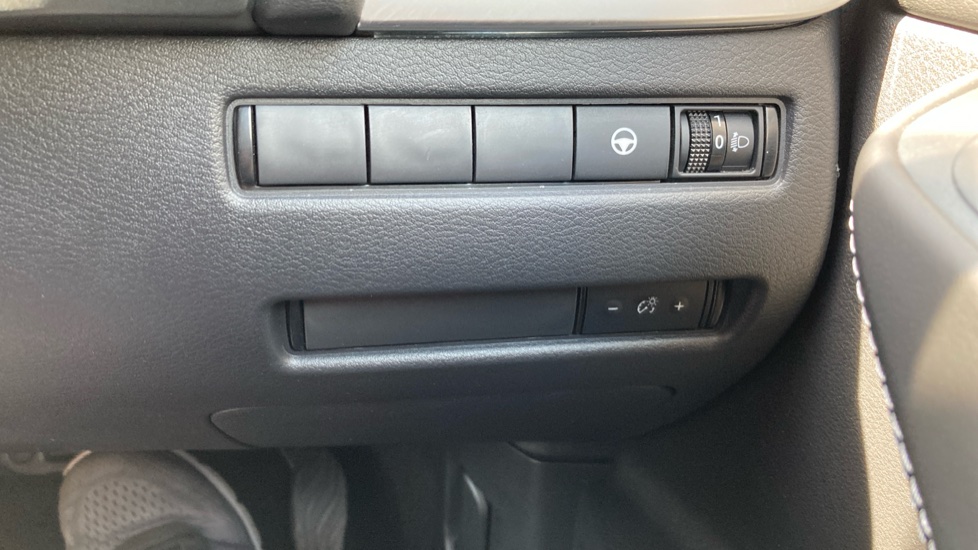 Nissan Qashqai 1.5 E-Power 205 N-Connecta [Glass Roof] 5dr Auto Hybrid Hatchback - Image 34