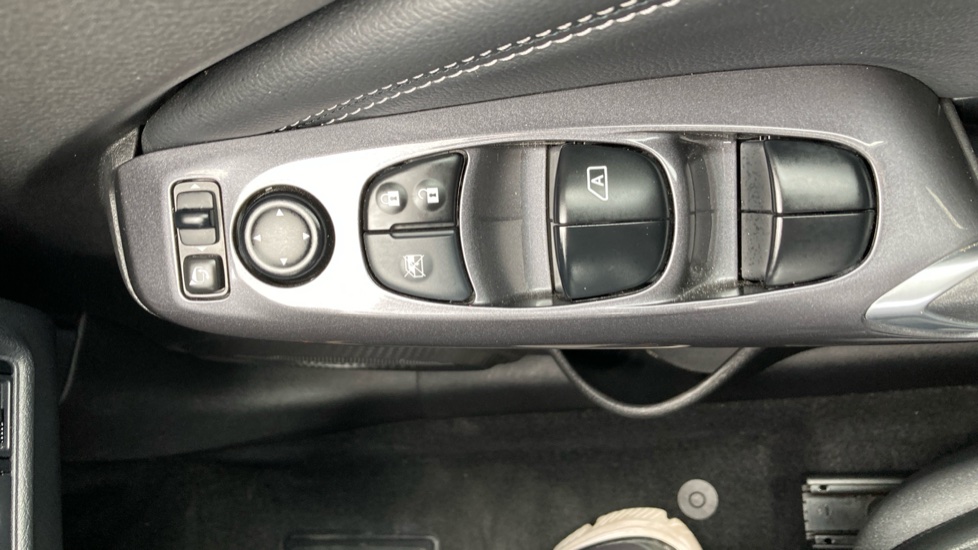 Nissan Juke 1.0 DiG-T 114 N-Connecta 5dr DCT Petrol Hatchback - Image 30