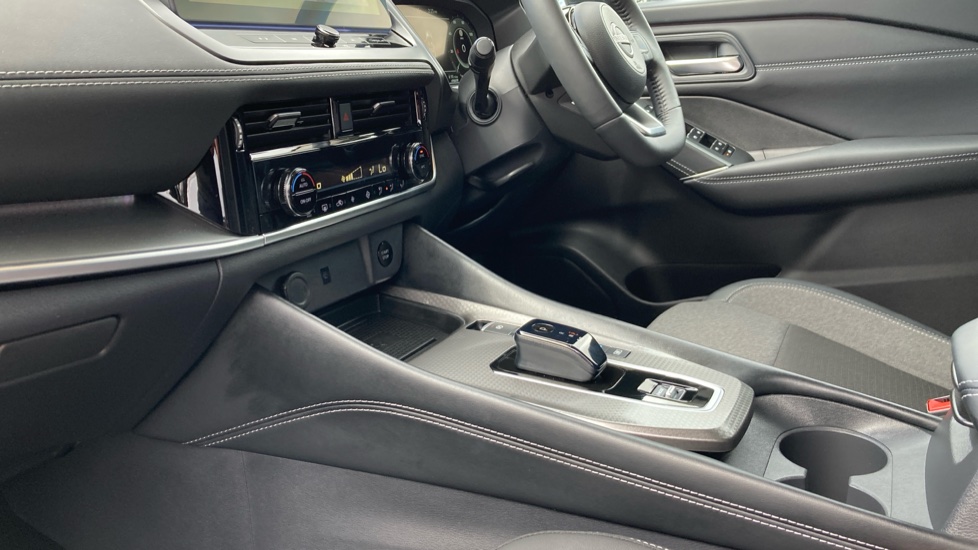 Nissan Qashqai 1.5 E-Power 205 N-Connecta [Glass Roof] 5dr Auto Hybrid Hatchback - Image 13