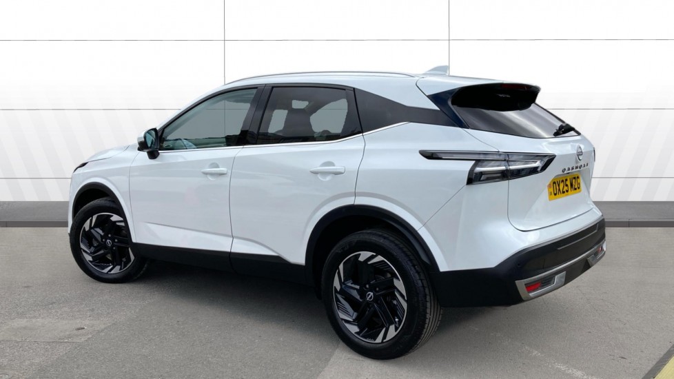 Nissan Qashqai 1.3 DiG-T MH 158 N-Connecta [Glass Rf] 5dr Xtronic Petrol Hatchback - Image 2
