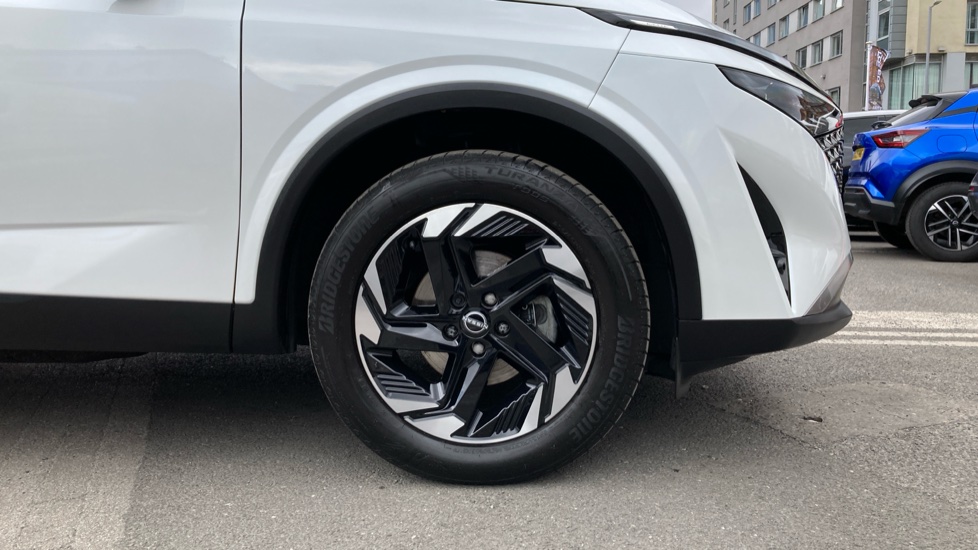 Nissan Qashqai 1.3 DiG-T MH 158 N-Connecta [Glass Rf] 5dr Xtronic Petrol Hatchback - Image 7