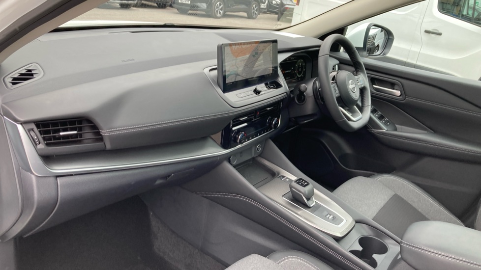 Nissan Qashqai 1.3 DiG-T MH 158 N-Connecta [Glass Rf] 5dr Xtronic Petrol Hatchback - Image 9