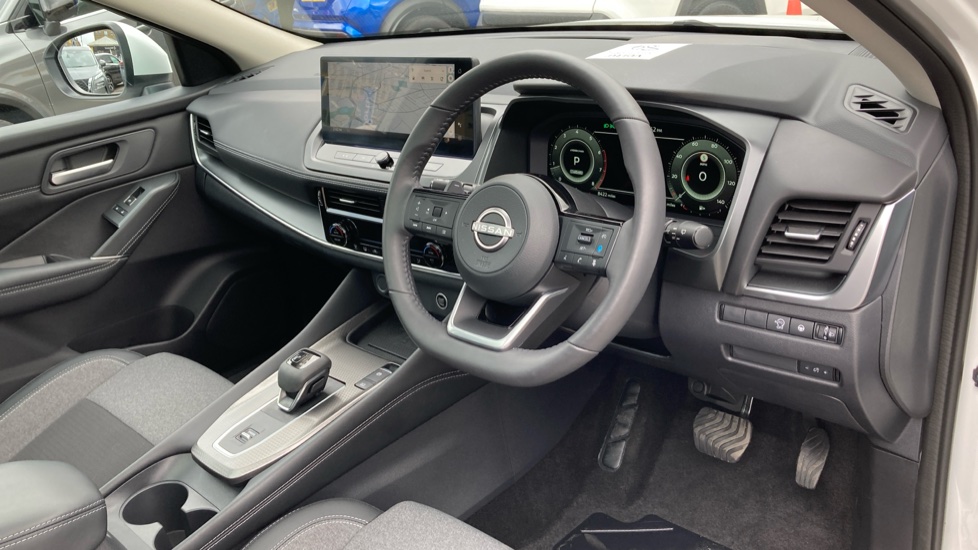 Nissan Qashqai 1.3 DiG-T MH 158 N-Connecta [Glass Rf] 5dr Xtronic Petrol Hatchback - Image 11