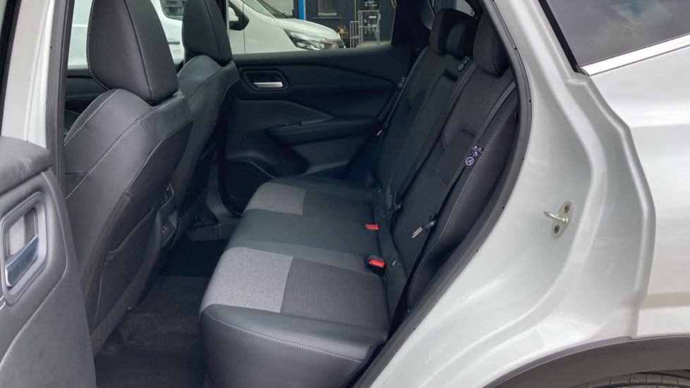 Nissan Qashqai 1.3 DiG-T MH 158 N-Connecta [Glass Rf] 5dr Xtronic Petrol Hatchback - Image 16