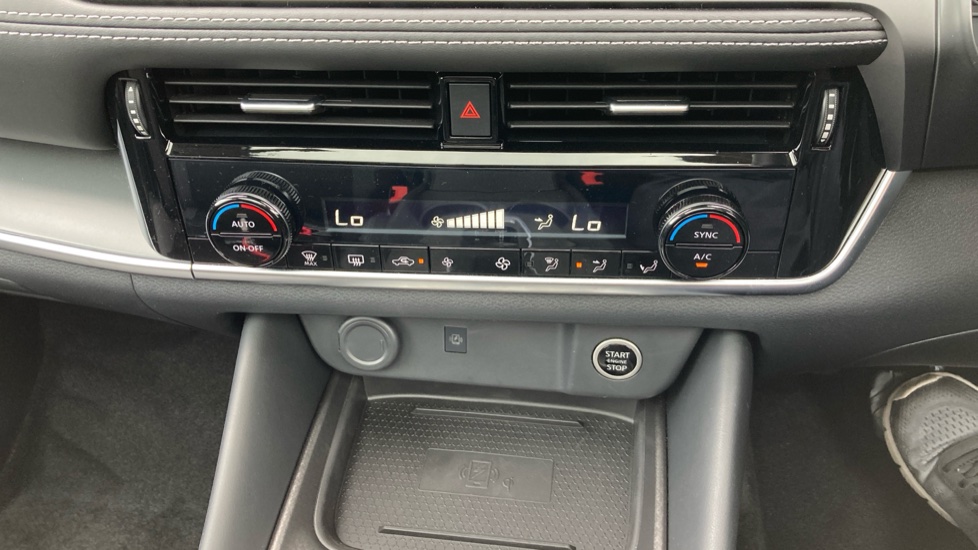Nissan Qashqai 1.3 DiG-T MH 158 N-Connecta [Glass Rf] 5dr Xtronic Petrol Hatchback - Image 25