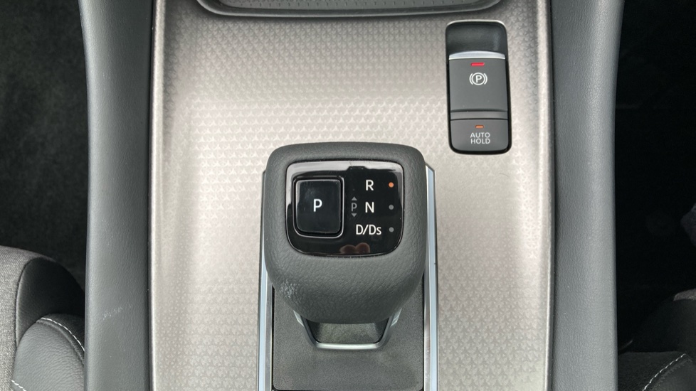 Nissan Qashqai 1.3 DiG-T MH 158 N-Connecta [Glass Rf] 5dr Xtronic Petrol Hatchback - Image 27