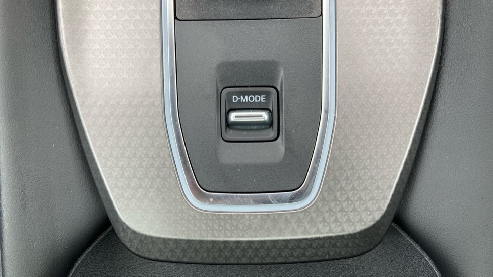 Nissan Qashqai 1.3 DiG-T MH 158 N-Connecta [Glass Rf] 5dr Xtronic Petrol Hatchback - Image 28