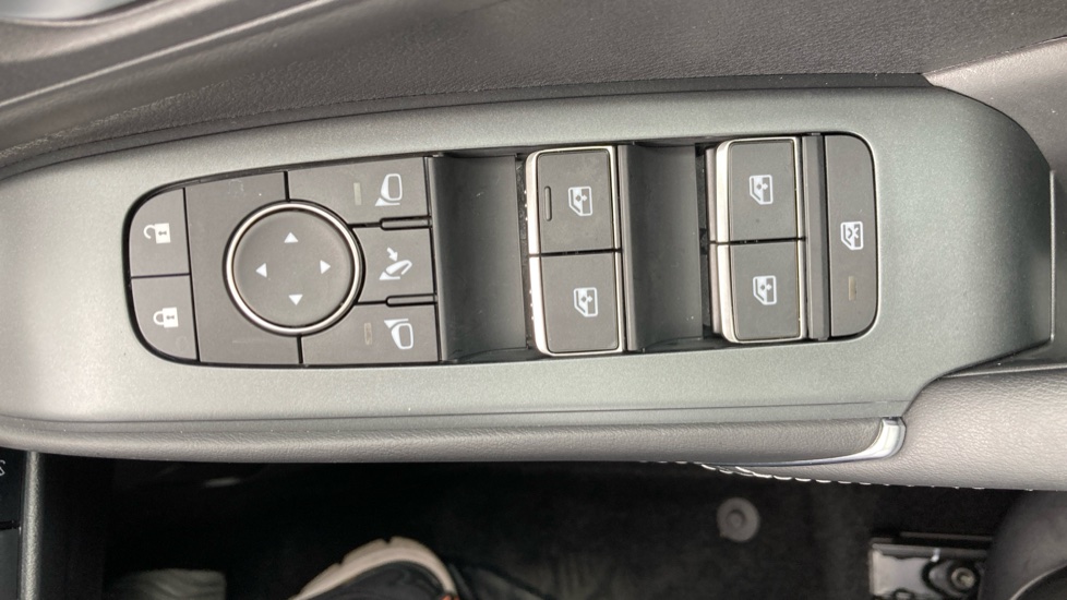 Nissan Qashqai 1.3 DiG-T MH 158 N-Connecta [Glass Rf] 5dr Xtronic Petrol Hatchback - Image 33