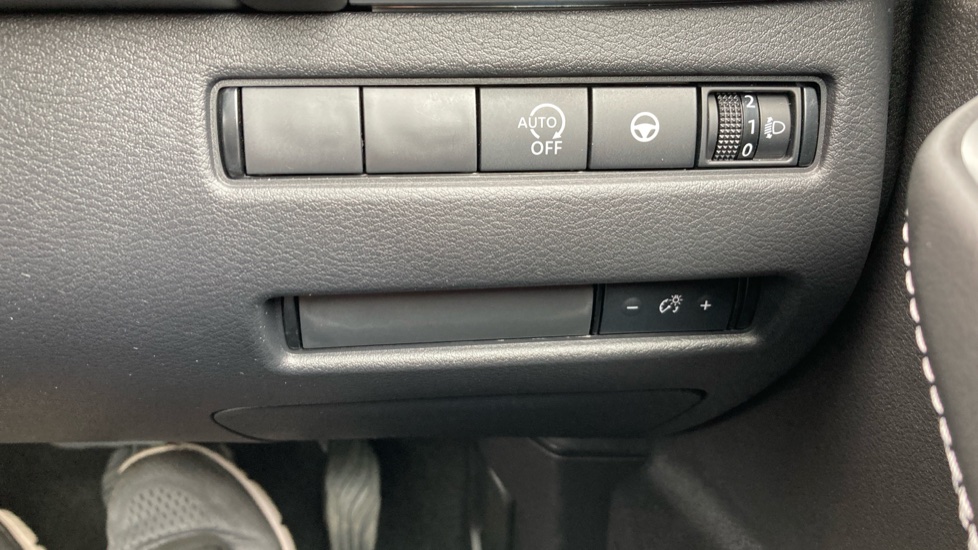 Nissan Qashqai 1.3 DiG-T MH 158 N-Connecta [Glass Rf] 5dr Xtronic Petrol Hatchback - Image 34