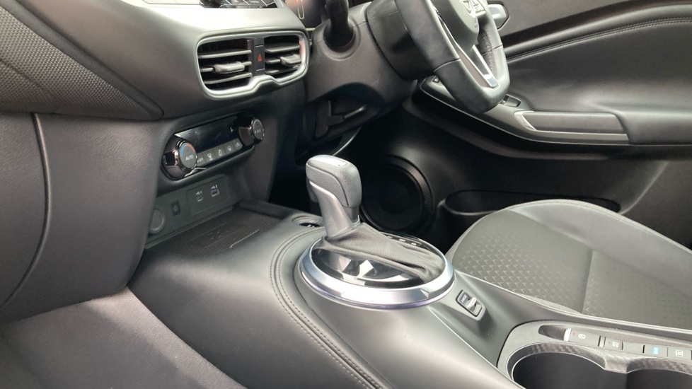Nissan Juke 1.6 Hybrid N-Connecta 5dr Auto Hybrid Hatchback - Image 13