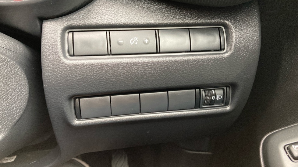 Nissan Juke 1.6 Hybrid N-Connecta 5dr Auto Hybrid Hatchback - Image 31
