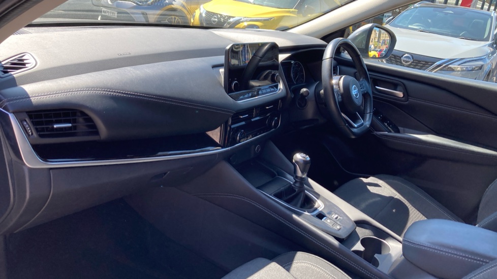 Nissan Qashqai 1.3 DiG-T MH N-Connecta 5dr Petrol Hatchback - Image 9